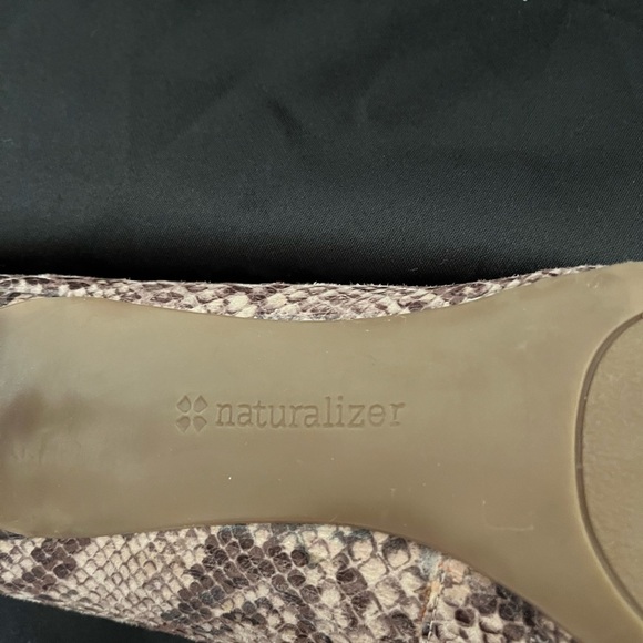 NATURALIZER~SNAKE SKIN PUMPS~8.5 - Picture 13 of 13